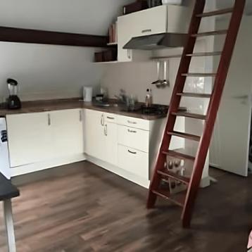 Ruime zelfstandige studio beschikbaar voor biedingen
