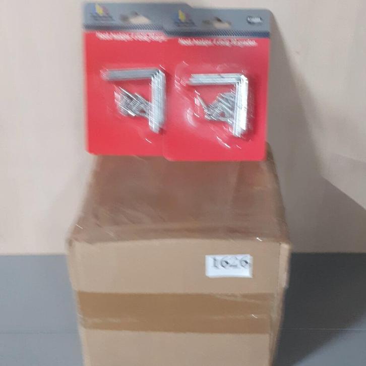 doos met 72 pakjes hoekhaakjes 80x80 mm (D1626), Diversen, Rommelmarktspullen