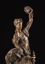 Franse school - Huzel - sculptuur, Zittende vrouwenfiguur, Antiek en Kunst, Antiek | Keramiek en Aardewerk