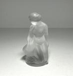 Lalique - Beeldje - “Woman with Swan” Frosted Crystal, Antiek en Kunst