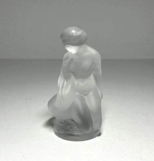 Lalique - Beeldje - “Woman with Swan” Frosted Crystal, Antiek en Kunst, Antiek | Glas en Kristal