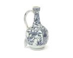 Een blauw porseleinen schenkkan, Japan, Edo, 17e/18e eeuw, Antiek en Kunst, Antiek | Porselein