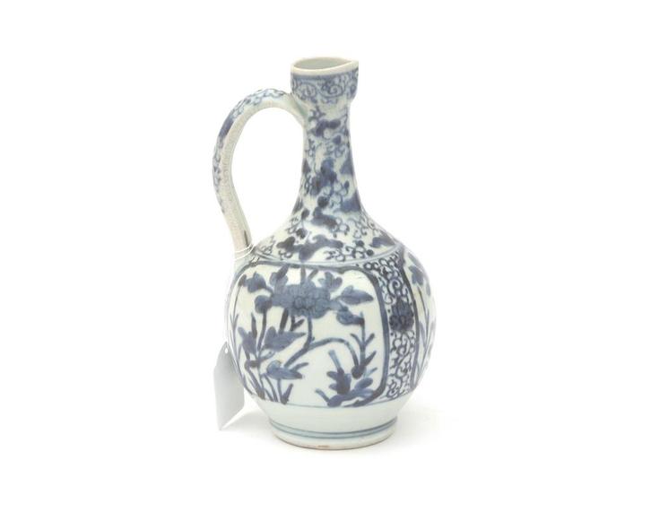 Een blauw porseleinen schenkkan, Japan, Edo, 17e/18e eeuw, Antiek en Kunst, Antiek | Porselein