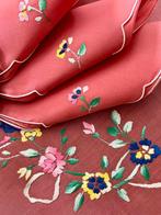 Linnen mantel in koraalkleur, 16 bijpassende servetten,