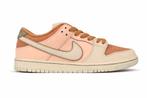 Nike SB Dunk | Trocadéro Gardens | Maat 42.5, Kleding | Heren, Schoenen, Overige kleuren, Verzenden, Nike, Nieuw