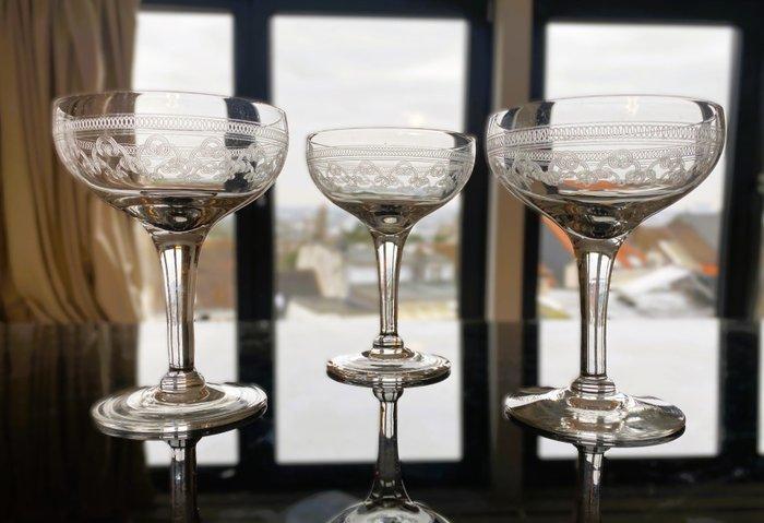 Baccarat - Drinkset (8) - Guilloché-glazen - Catalogus uit, Antiek en Kunst, Antiek | Glas en Kristal