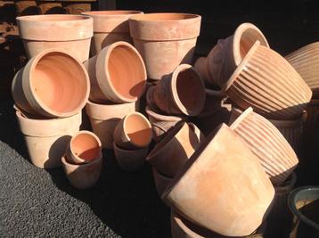 Potten gietijzer geglazuurd terracotta of beton the old way. beschikbaar voor biedingen