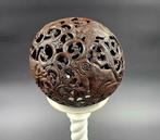 Scrimshaw kokosnoot op standaard Taxidermie volledige, Antiek en Kunst, Curiosa en Brocante