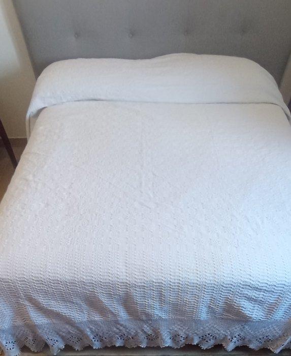 Bedsprei - 210 cm - 260 cm, Antiek en Kunst, Antiek | Kleden en Textiel