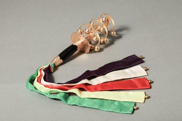 Fukusuzu Ritual Bell () with Five-Coloured Silk Tassels by, Antiek en Kunst, Antiek | Overige Antiek