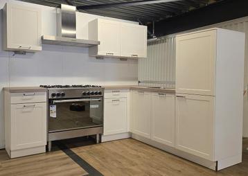 NIEUWE OUTLET Hoekkeuken KORTING compleet / INNOVARE KEUKENS beschikbaar voor biedingen