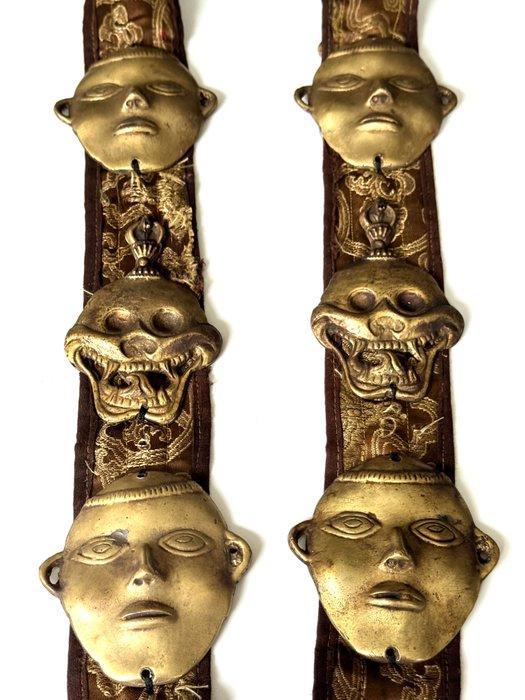 Boeddhistische tantrische vergulde bronzen schedels en, Antiek en Kunst, Kunst | Niet-Westerse kunst