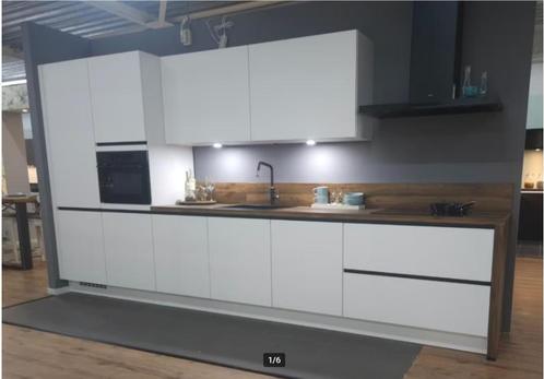 Luxe witte showroomkeuken, greeploos (incl.apparatuur), Huis en Inrichting, Keuken | Complete keukens, Kunststof, Greeploos, Wit