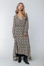 Colourful Rebel Penny Paisley Flower Ruffle Maxi Dress - S, Verzenden, Nieuw