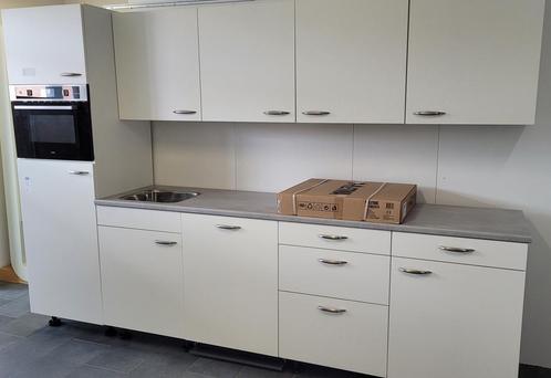 NIEUWE BRUYNZEEL Showroomkeuken 300 cm / INNOVARE OUTLET, Huis en Inrichting, Keuken | Complete keukens, Kunststof, Wit, Nieuw