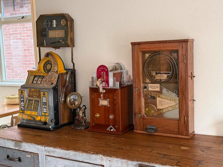 GEVRAAGD OUDE GOKKAST KNIKKERKAST AUTOMAAT KRACHTMETER SPEL, Antiek en Kunst, Antiek | Overige Antiek