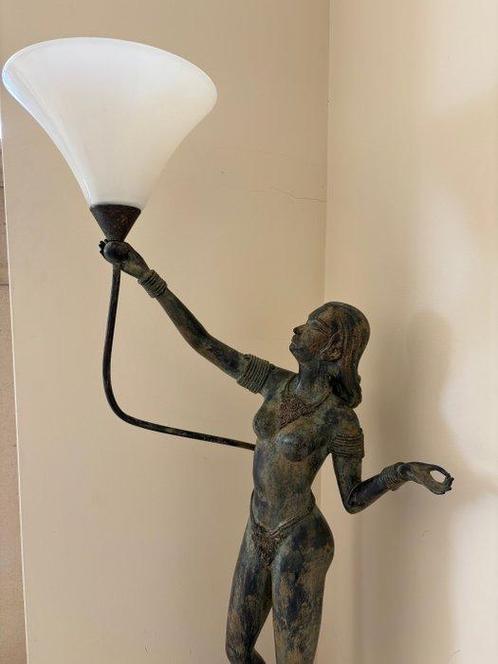 Staande lamp - Brons - Een bronzen beeld van vrouw met witte, Antiek en Kunst, Curiosa en Brocante