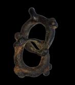 Scythisch Brons Zeldzame paarse spijkeramulet - hanger. - 48