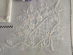 Tovaglia ricamata a mano in misto lino 12 posti tablecloth, Antiek en Kunst, Antiek | Kleden en Textiel