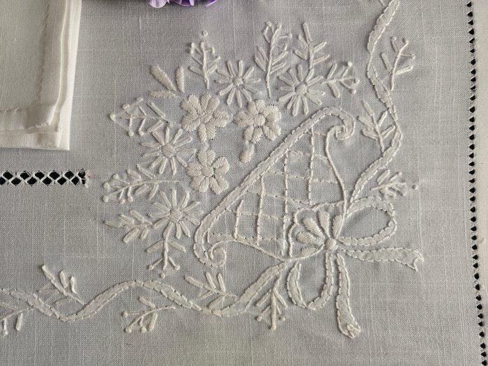 Tovaglia ricamata a mano in misto lino 12 posti tablecloth, Antiek en Kunst, Antiek | Kleden en Textiel