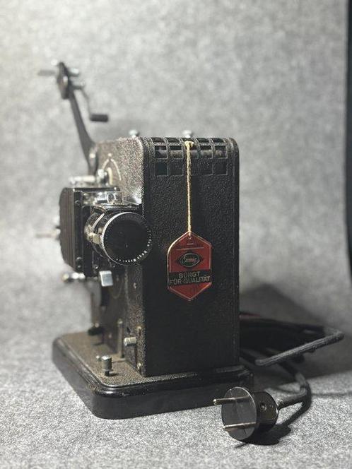 Eumig 1937 pre–war 8mm Eumig P III BN 5802 + original case, Verzamelen, Fotografica en Filmapparatuur