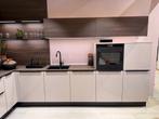 Nolte Showroom Keuken – Lux Sahara/Notenboom Cuba - Compleet, Hoekkeuken, Nieuw, Hoogglans of Gelakt, Kunststof
