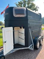 Mooie Polyester Heja 2-paards met zadelkamer!, Dieren en Toebehoren, Paarden en Pony's | Trailers en Aanhangwagens, Ophalen, Zo goed als nieuw