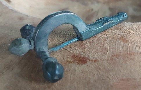 Oud-Romeins, Keizerrijk Brons Kruisboog fibula - 7.5 cm, Antiek en Kunst, Antiek | Overige Antiek