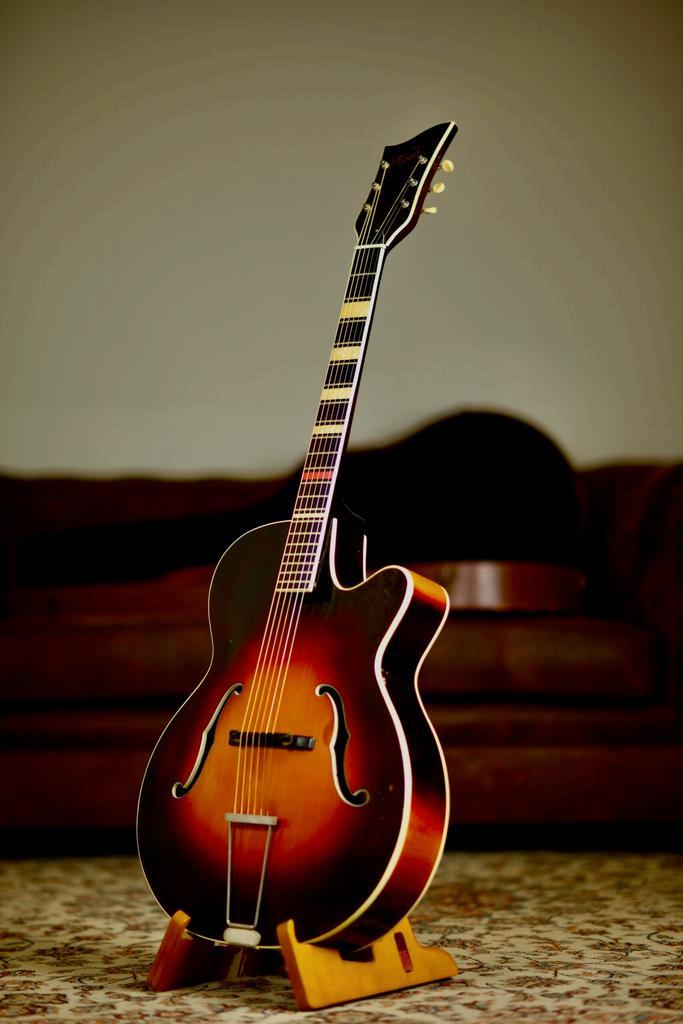 Hoyer Special Archtop Vintage Jazz 1953 | Cherry Sunburst, Muziek en Instrumenten, Snaarinstrumenten | Gitaren | Akoestisch
