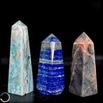 Prachtige kristalobelisken van lapis lazuli, aragoniet en