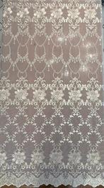 Kostbare geborduurde tule met bloemenmotief, verrijkt met