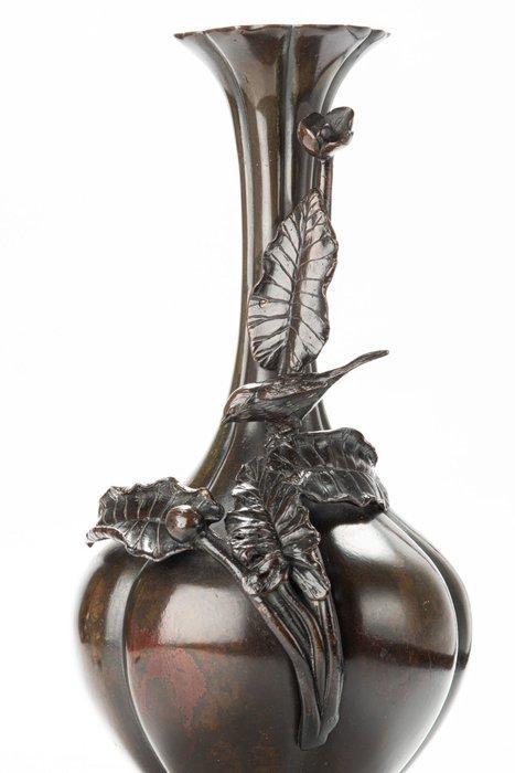 Vaas - Een lobevormige, gepatineerde bronzen vaas die, Antiek en Kunst, Antiek | Overige Antiek