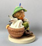 Goebel - Beeldje - Porseleinen beeldje van jongetje met