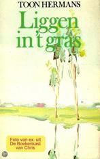 Liggen in het gras 9789010022929 Toon Hermans, Boeken, Verzenden, Gelezen, Toon Hermans