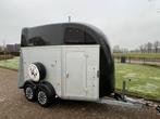 Nieuwstaat Humbaur vol-alu 2-paards met zadelkamer!, Dieren en Toebehoren, Paarden en Pony's | Trailers en Aanhangwagens, Ophalen