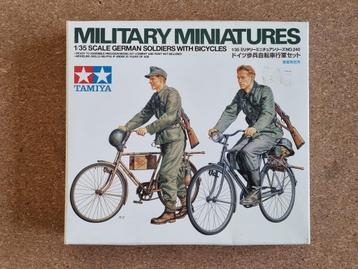 Tamiya 35240 Soldiers with Bicycles 1:35 beschikbaar voor biedingen