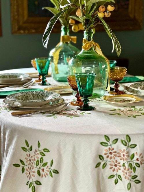 Nice linnen mantel met spectaculaire handgeborduurde, Antiek en Kunst, Antiek | Kleden en Textiel