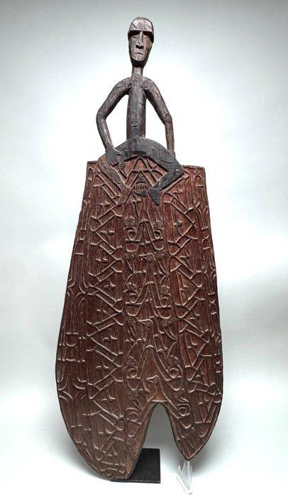 Ritueel schild met geometrische motieven en een voorouder -, Antiek en Kunst, Kunst | Niet-Westerse kunst