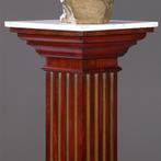 Zeer hoge pedestal of zuil in mahonie met wit warmer goudkle, Ophalen of Verzenden