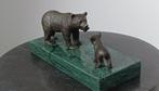 sculptuur, moeder beer met jonge - 8 cm - brons marmer, Antiek en Kunst