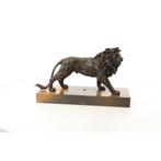 A BRONZE SCULPTURE OF A LION MOUNTED ON A WOODEN PLANK, Antiek en Kunst, Verzenden