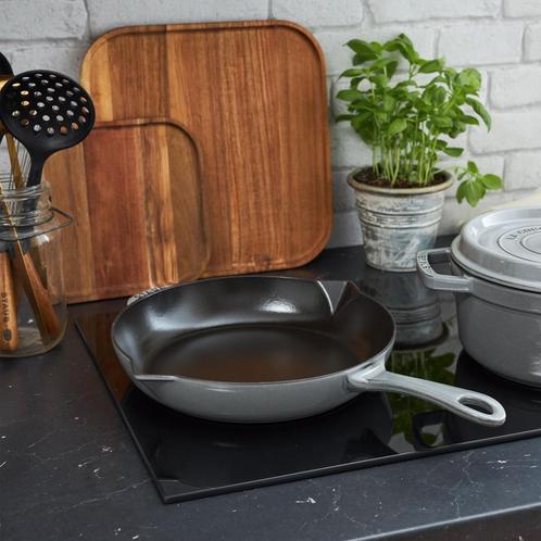 GGM Gastro | STAUB | PANS - Koekenpan met schenktuit - Ø |, Huis en Inrichting, Keuken | Potten en Pannen, Nieuw, Verzenden