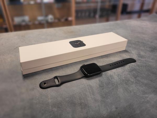Veiling - Apple Watch SE 44mm Met Doos | iCloud Lock, Sieraden, Tassen en Uiterlijk, Smartwatches