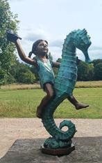 sculptuur, fontein meisje op zeepaard - 93 cm - BRONS MARMER