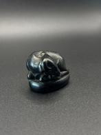 EEN VROEGE KOKUTAN HOUT (EBENHOUT) NETSUKE VAN EEN LIGGENDE, Antiek en Kunst