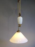 Hangende plafondlamp - Messing, opaline - in hoogte, Antiek en Kunst