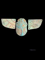 Oud-Egyptisch Faience Vleugelige scarabee-mummie-ornamenten.