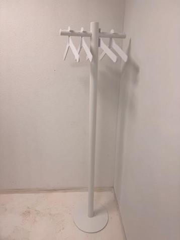 Cascando Pole design kapstok wit met hangers gebruikt