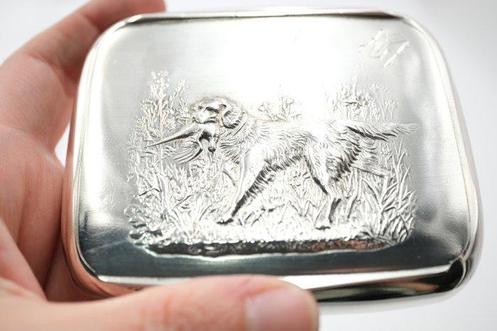 Sigarettendoos - .833 zilver - Hond haalt een vogel op., Antiek en Kunst, Antiek | Goud en Zilver