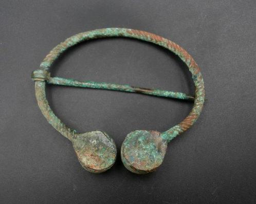 Viking period: beautiful twisted bronze Viking penannular, Antiek en Kunst, Antiek | Overige Antiek